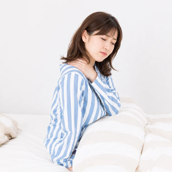 어깨 뭉침과 근막통증증후군을 설명하는 일러스트 이미지