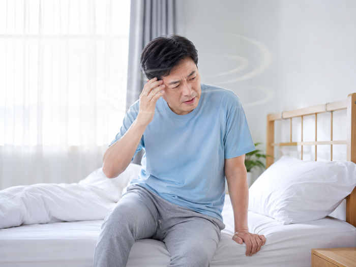 침대에서 돌아눕거나 일어날 때 반복되는 회전성 어지럼증을 설명하는 이미지