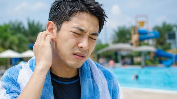 외이도염으로 인한 귀 통증과 증상을 설명하는 일러스트